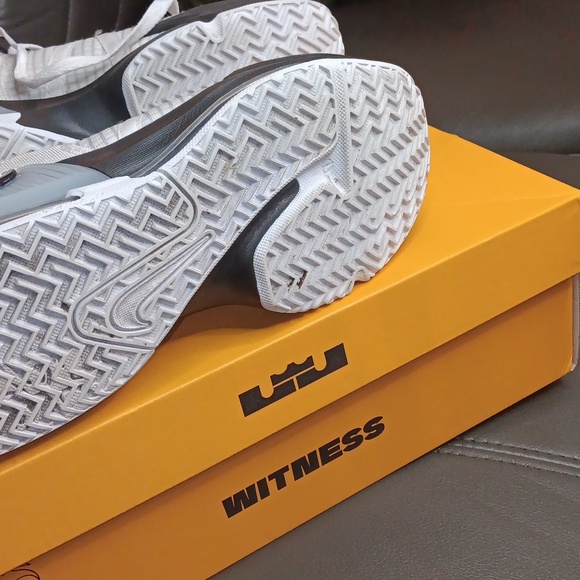 White and Black Athletic Shoes with Classic Design - Picture 8 of 9